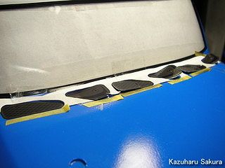 タミヤ CC-01 FJクルーザー 製作記  ～ ボディ製作 ～  ステッカーの貼り付け ～ 位置決めシートに沿ってエアダクト、エアインテークのステッカーを貼る